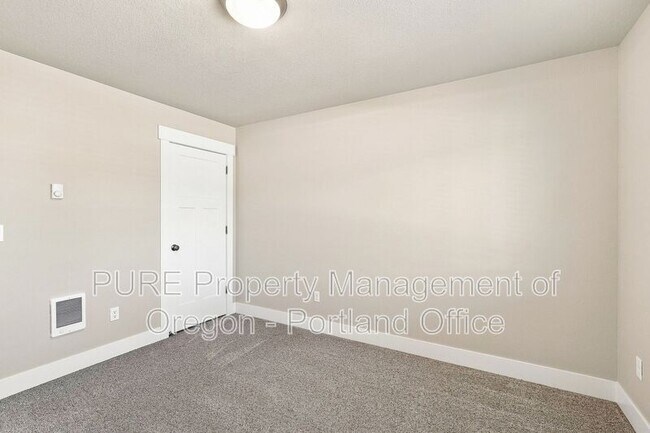Building Photo - 588 NE Alderwood Dr