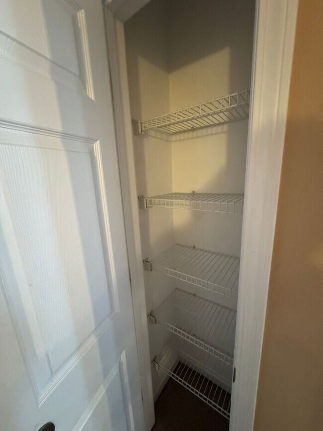 Building Photo - 3 bedroom townhome available for immediate move in!