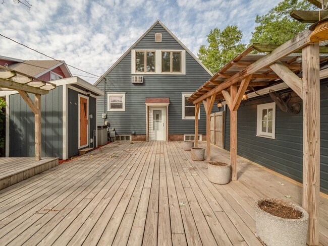 Building Photo - 2745 2nd Ave SE