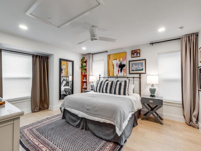 Building Photo - 2209 Fair Oaks Dr