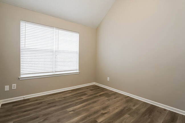 Building Photo - 2802 Knoll View Pl