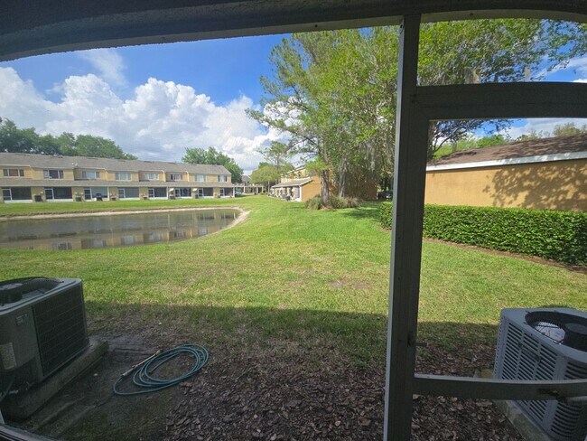 Building Photo - 2-Bedroom, 2.5-Bathroom Townhouse in Zephyrhills