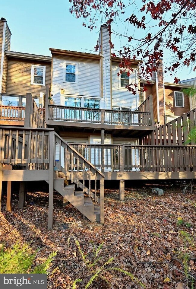 Building Photo - Beautiful, freshly updated townhome with a contemporary feel in the Wootton high school district!