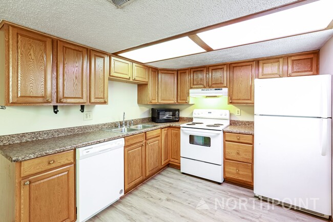 Building Photo - Radiant Unit Townhome | 2 BR/1.5BA | 1-Car Garage |