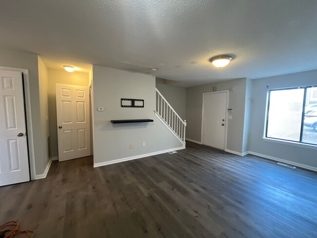 Building Photo - 2 Bed/ 1 Bath- Renovated Duplex Apt W/ Gar...