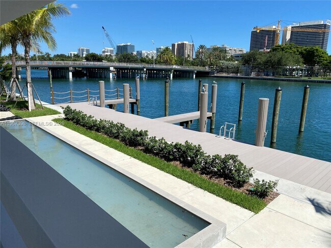 Building Photo - 9521 E Bay Harbor Dr