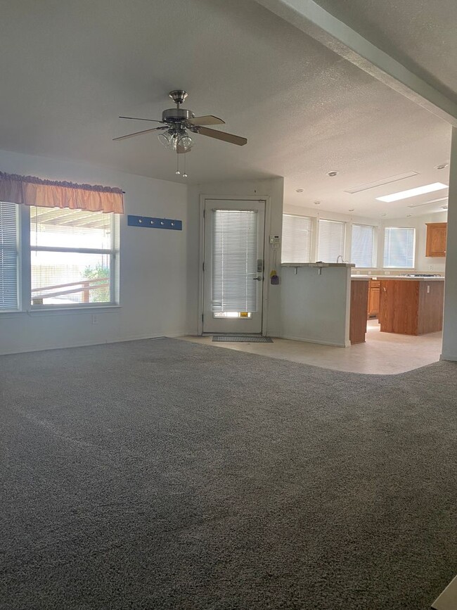 Building Photo - 3 bedroom plus bonus room ,2.5 bath .Apply...