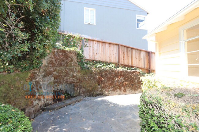 Building Photo - Oakmore Ranch Style Home