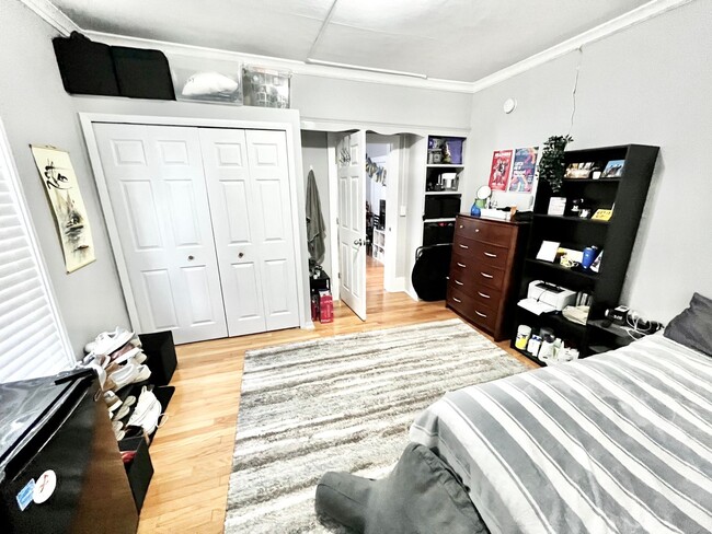 Building Photo - Varsity Management