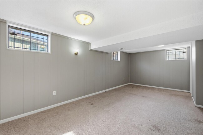 Building Photo - 4916 Crescent Ave