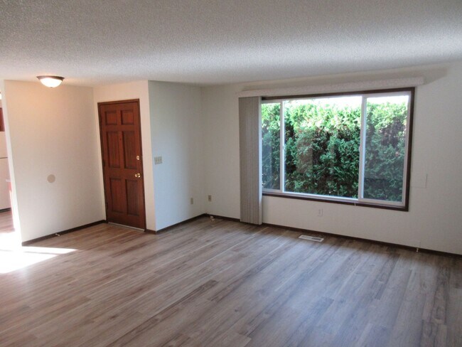 Building Photo - Spacious Two Bedroom Duplex