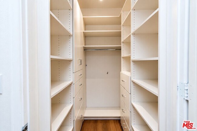 Building Photo - 410 N Oakhurst Dr