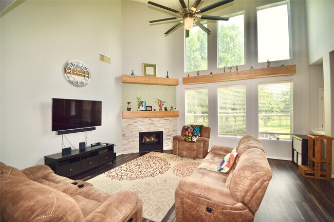 Building Photo - 10403 Village Lake Dr