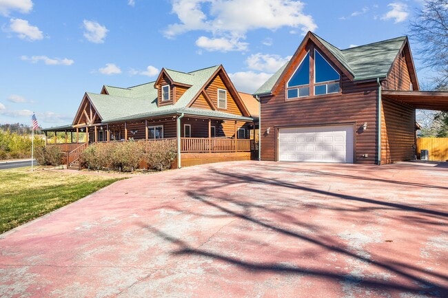 Building Photo - Sevierville 37876 - 3 bedroom, 3.5 Bath, 2486 sq. ft. Cabin and a 672 sq. ft. Studio above garage...