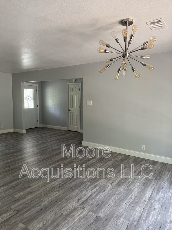 Building Photo - 3601 Oakwood Dr