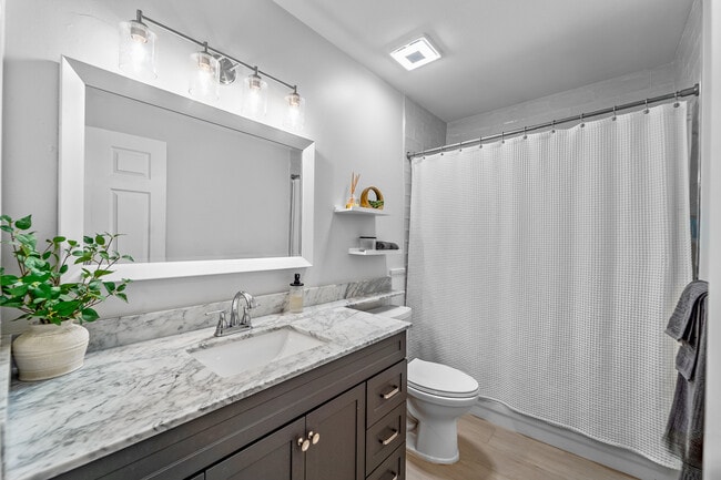 Building Photo - 607 S Glen Ave