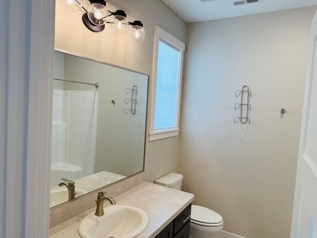 Building Photo - Gorgeous Townhome in Signal Peak (West End...