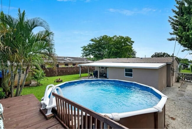 Building Photo - 1621 N 71st Ave