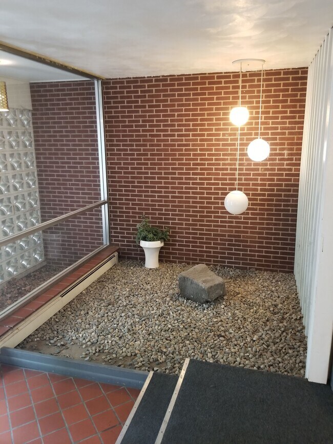 Building Photo - 402 N Prairie St
