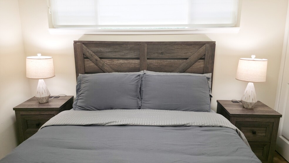 Building Photo - 1588 Alki Ave SW