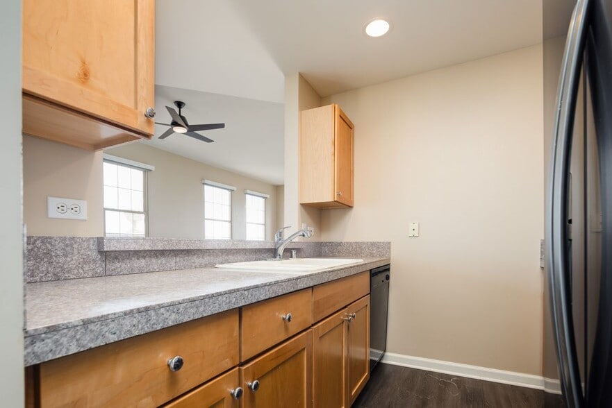 Building Photo - 475 W 12th Ave