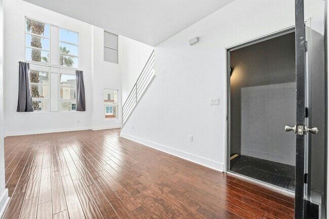 Building Photo - 911 E Santa Ana Blvd