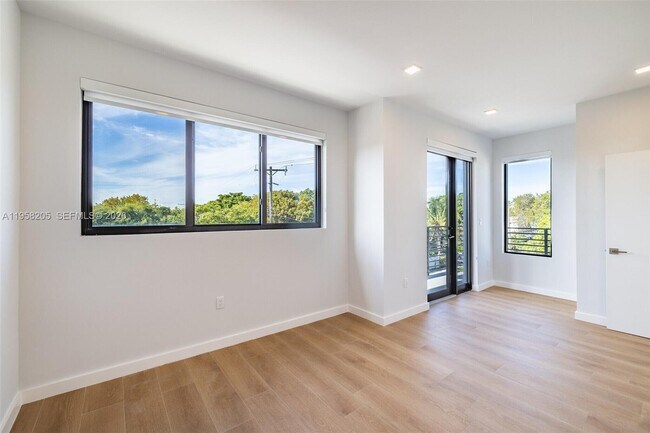 Building Photo - 1376 SW 4th St