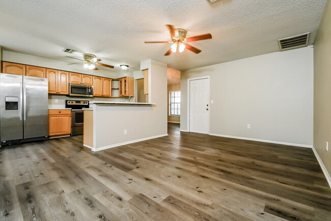 Building Photo - 10119 Deepbrook Dr