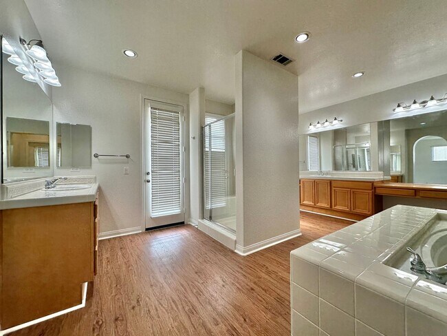 Building Photo - Stunning 3BR+Den Tuscan Villa in Torrey Del Mar - Your Dream Home Awaits