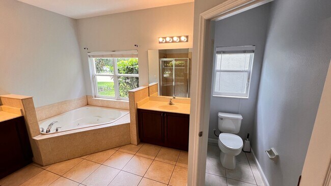 Building Photo - Available NOW! Stunning 4-Bedroom Home in ...