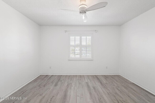 Building Photo - 330 Sunrise Cir