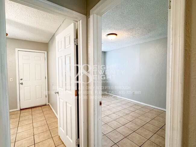 Building Photo - 1/2 OFF 1ST MONTH'S RENT! 2 Bed/1 Bath Tri-plex Home in Noble