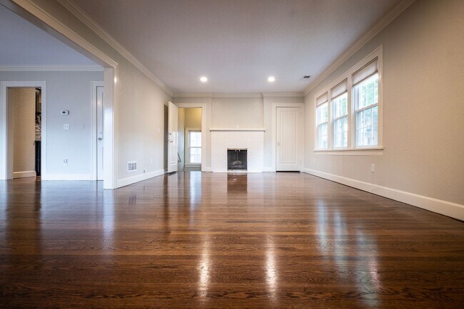 Building Photo - 1105 W 49 St
