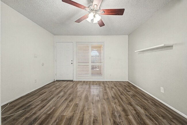 Building Photo - Charming Townhouse