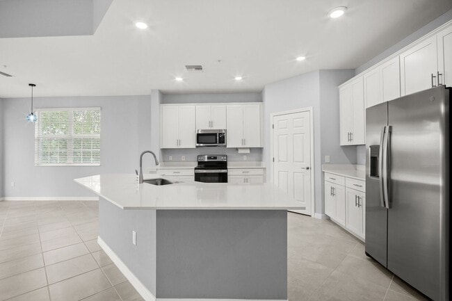 Building Photo - Stunning property, newer construction 3 sp...
