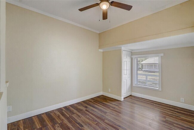 Building Photo - 246 N Oak Ave