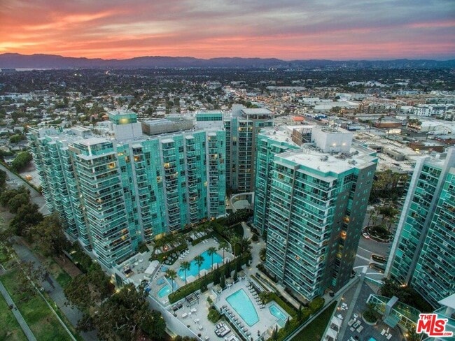 Building Photo - 13600 Marina Pointe Dr