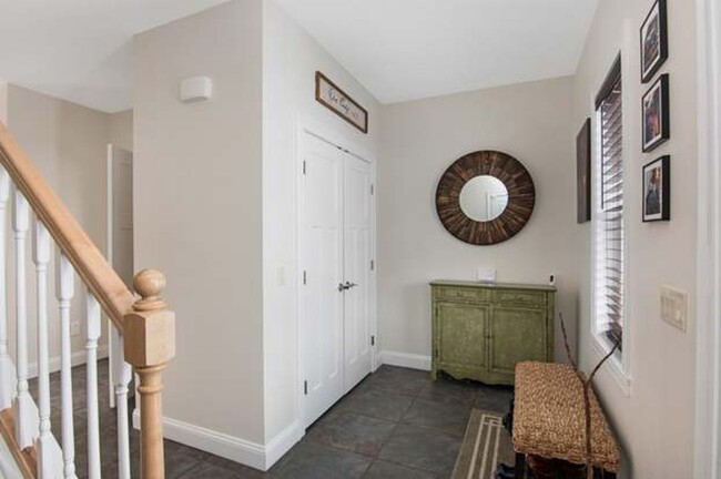 Building Photo - 3BD - 2.5BA Townhouse in Essex!