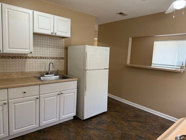 Building Photo - 2 Bedroom Apartment Near Downtown