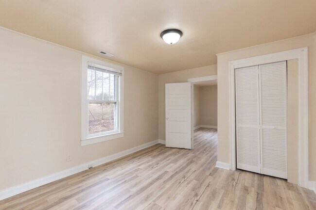 Building Photo - Two Bedroom Home!