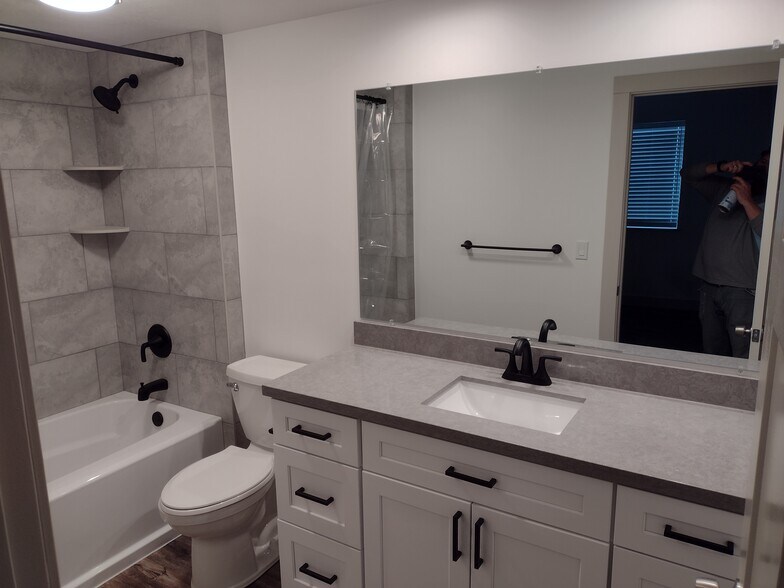 Master bath - 6821 S Cook Dr
