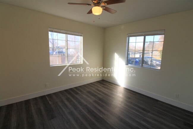 Building Photo - 1042 Las Palmas Ave