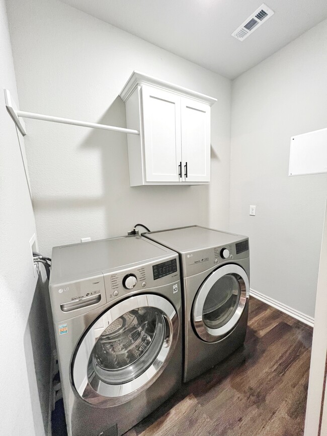 Building Photo - 327 W Kinniburgh Dr