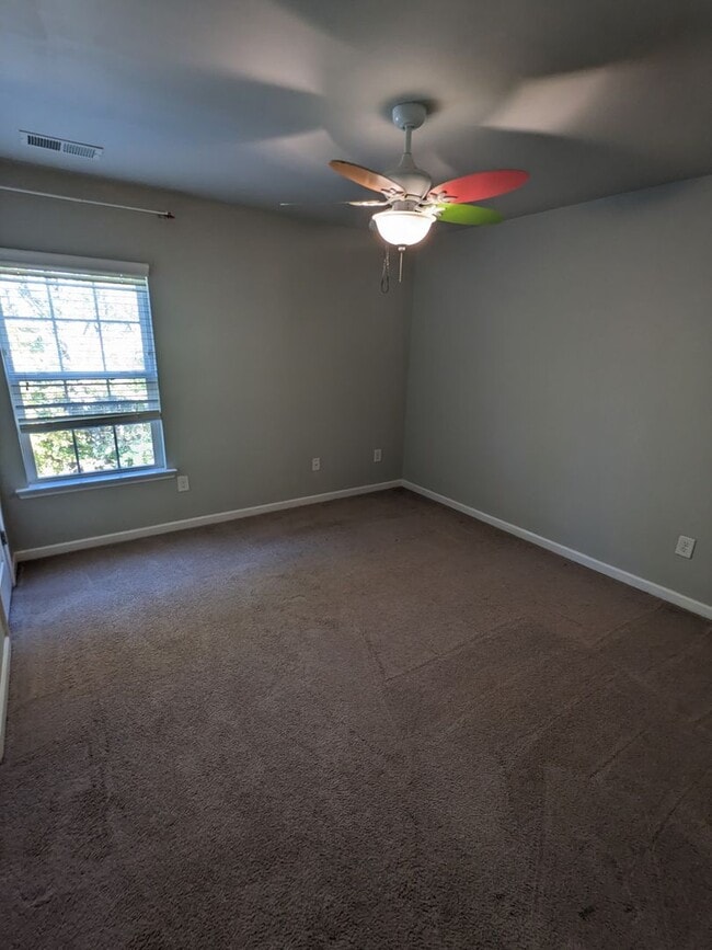 Building Photo - Stunning 7 Bedroom House with a Loft and U...