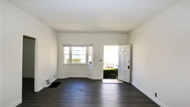 Building Photo - 364 Cliff Dr