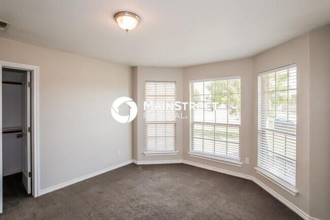 Building Photo - 3 Bedroom Pet-Friendly Home in Edmond, OK with Main Street Renewal
