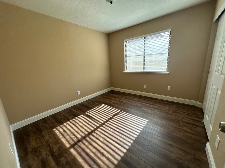 Building Photo - 1570 Deer Run Ln
