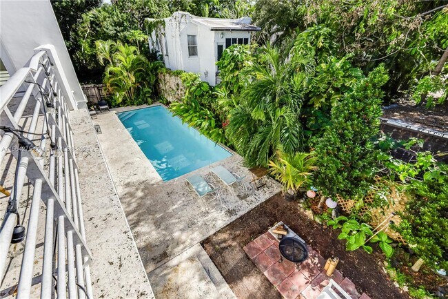 Building Photo - 696 NE 68th St