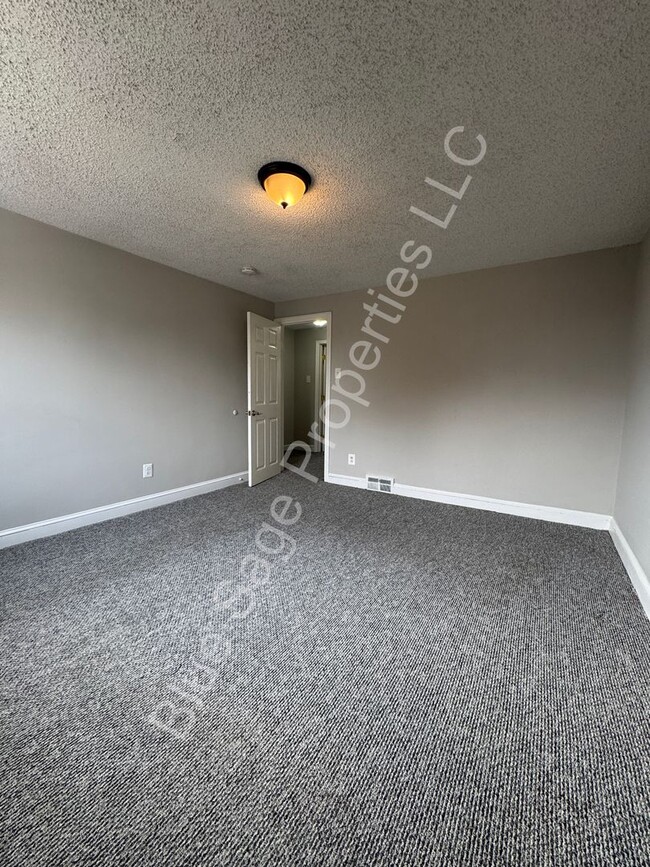 Building Photo - Beautiful 3 bedroom, 2 full bathroom with ...