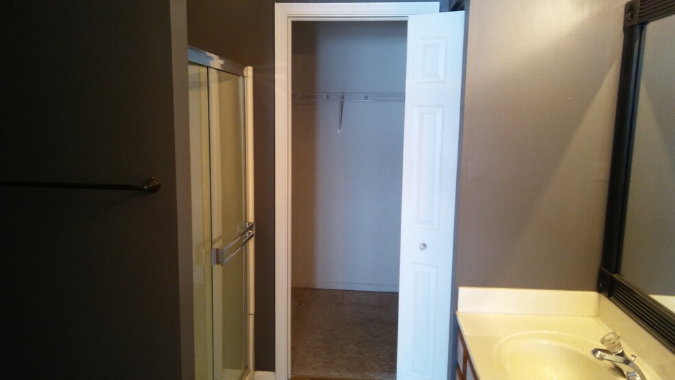 Mast Bath Room - 743 Sycamore Ct